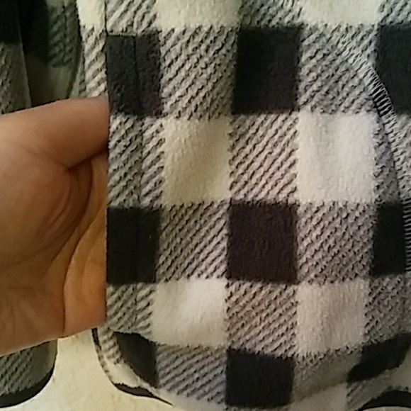SOLD🎉Uniqlo Boys Fleece Zippered Checkered Jacket - Picture 5 of 5